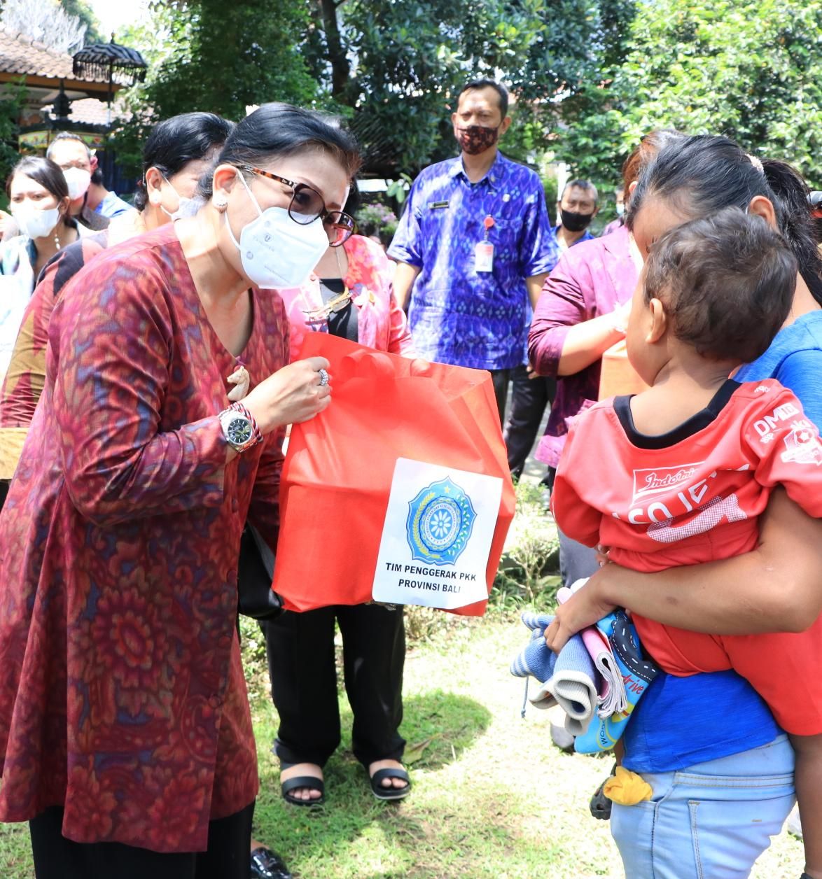 podiumnews.com-PKK Bali Berikan Bantuan Balita dan Ibu Hamil di Gerokgak